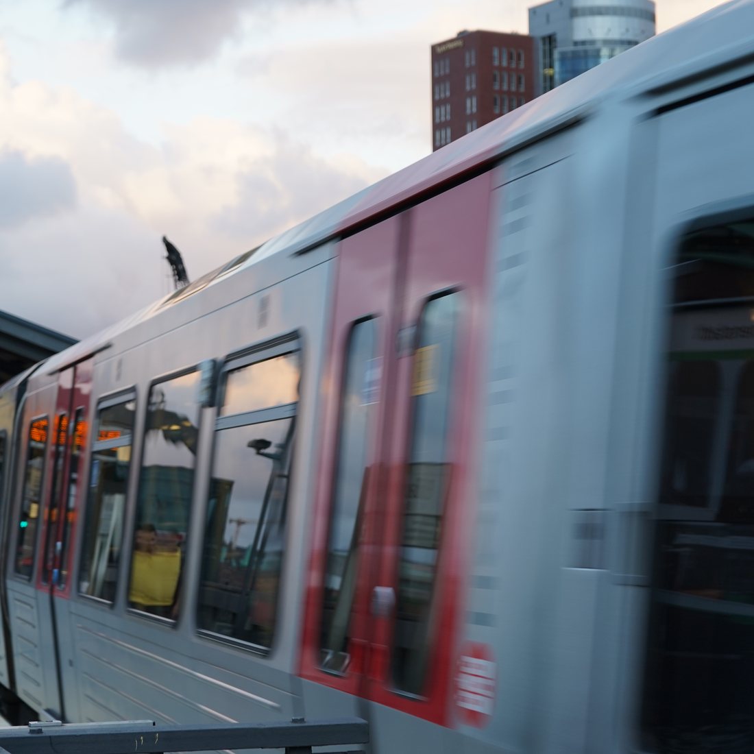 Hamburger U-Bahn fährt am Bahnsteig ein, Alltag in der Stadt, in der WellDone zu Hause ist