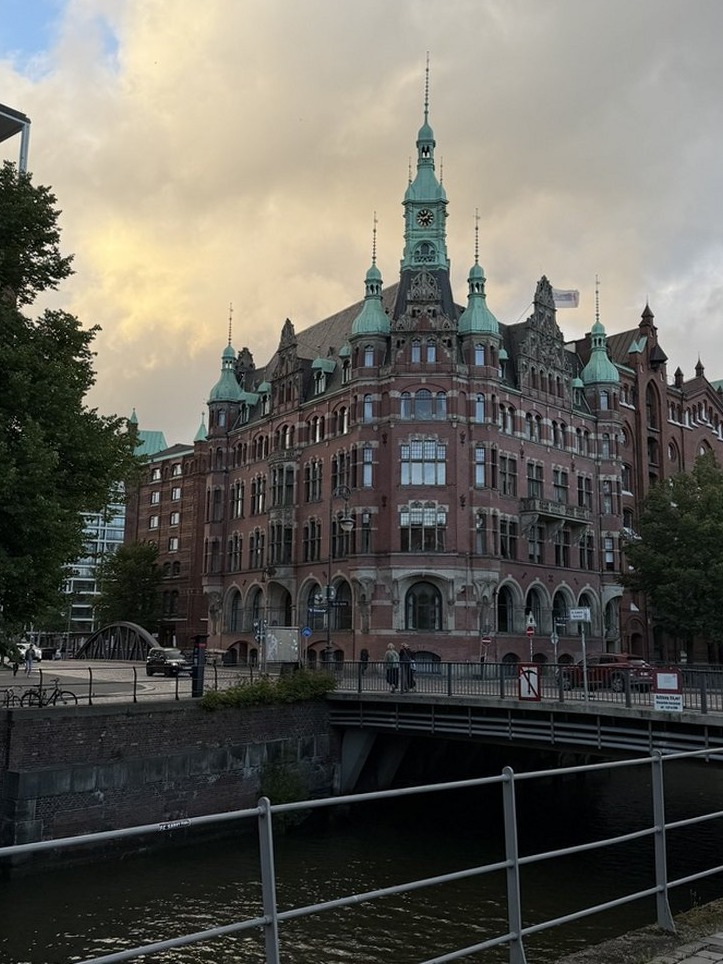 Historisches Kontorhaus in der Hamburger Speicherstadt am Abend