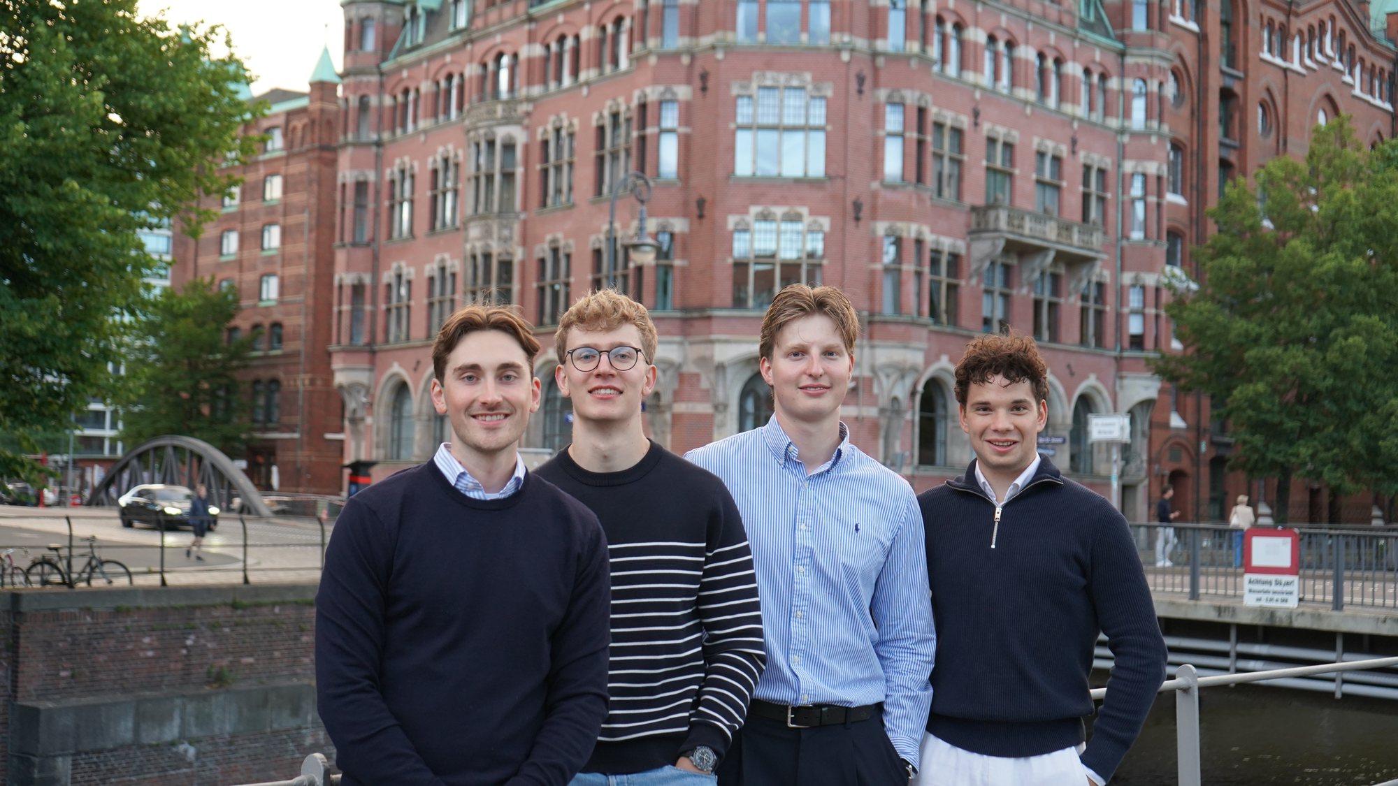 Die vier Gründer von WellDone in der Hamburger Speicherstadt